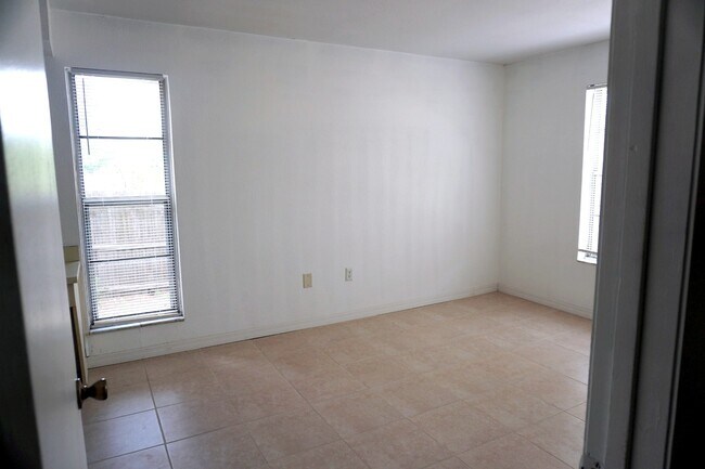 Building Photo - 3640 Meriden Ave