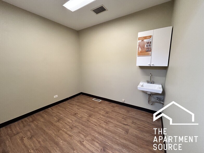 Building Photo - 4956 W Irving Park Rd