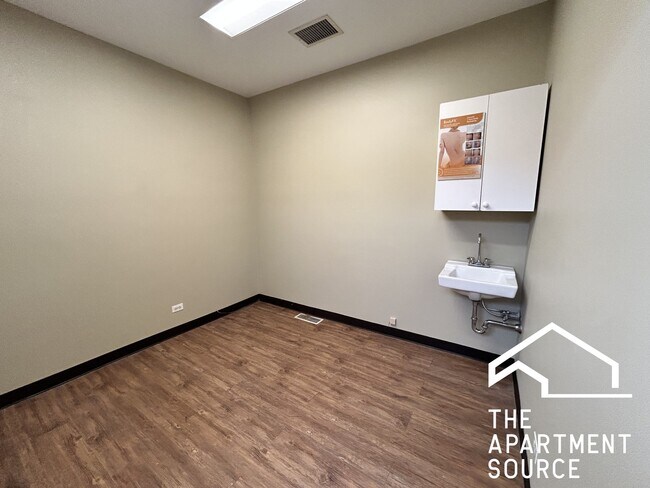 Building Photo - 4956 W Irving Park Rd