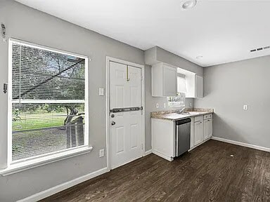 Building Photo - 3035 Modree Ave