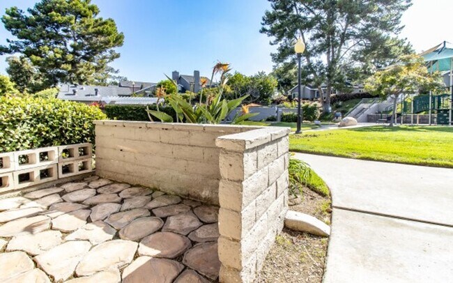 Building Photo - Beautiful 3+ bedroom Encinitas Townhouse!