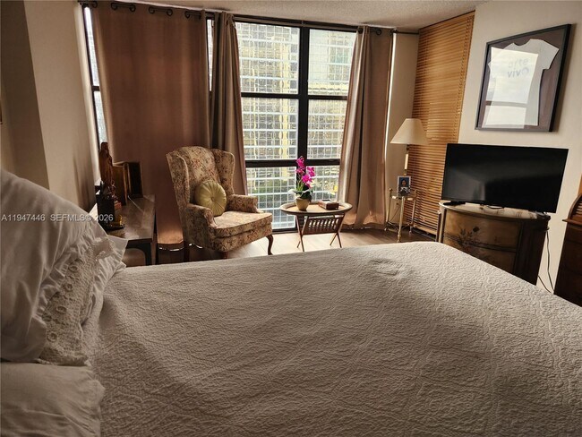 Building Photo - 1925 Brickell Ave