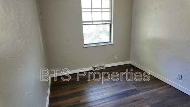 Building Photo - 6345 N Randwick Rd