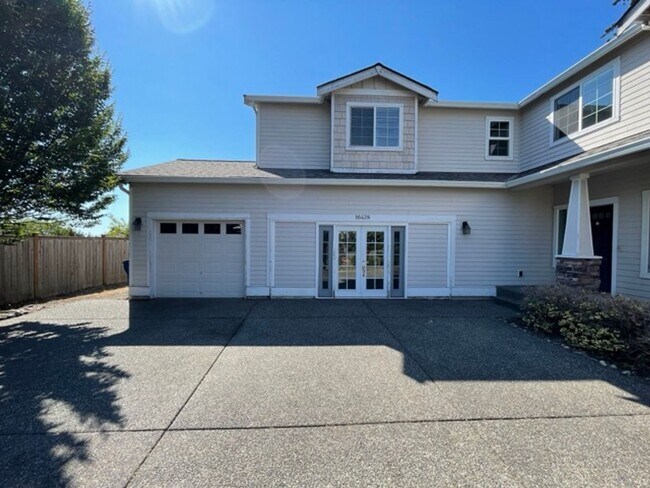Building Photo - Extremely Spacious 5BD/3BTH Home For Lease...