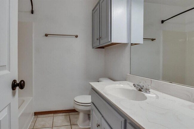 Building Photo - 2508 Tyler Ln