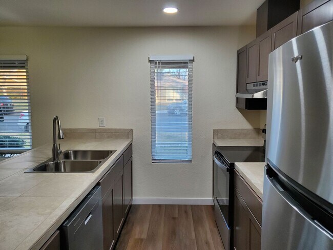 Building Photo - Beautiful 3 bedroom, 2 bath condo for rent...