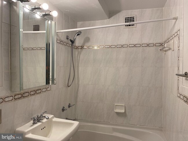 Bathroom - 4000 Tunlaw Rd NW