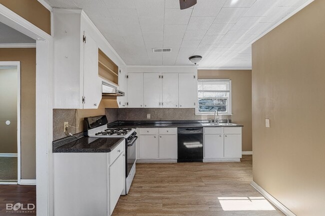 Building Photo - 3 bedroom 1 bath Southern Charm