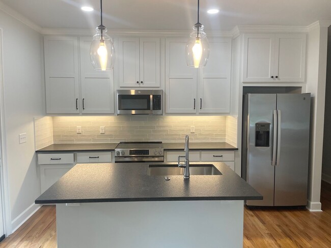 Building Photo - 2 bedroom 2 bath Renovated in Heathwood