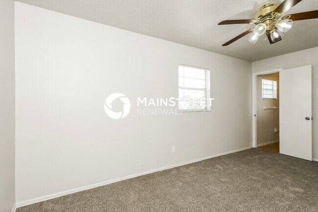 Building Photo - 3 Bedroom Pet-Friendly Home in WINTER HAVEN, FL with Main Street Renewal