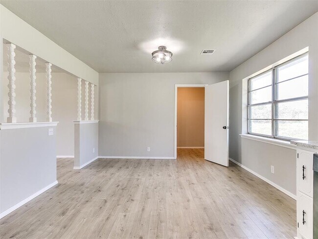 Building Photo - 502 N Oak St