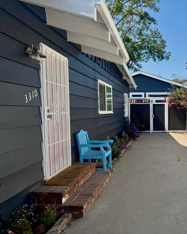 Building Photo - Spacious Silver Lake Charmer 2-bedroom, 1-bath home for Rent.