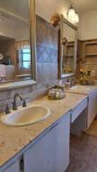 Building Photo - 4705 Holly Dr