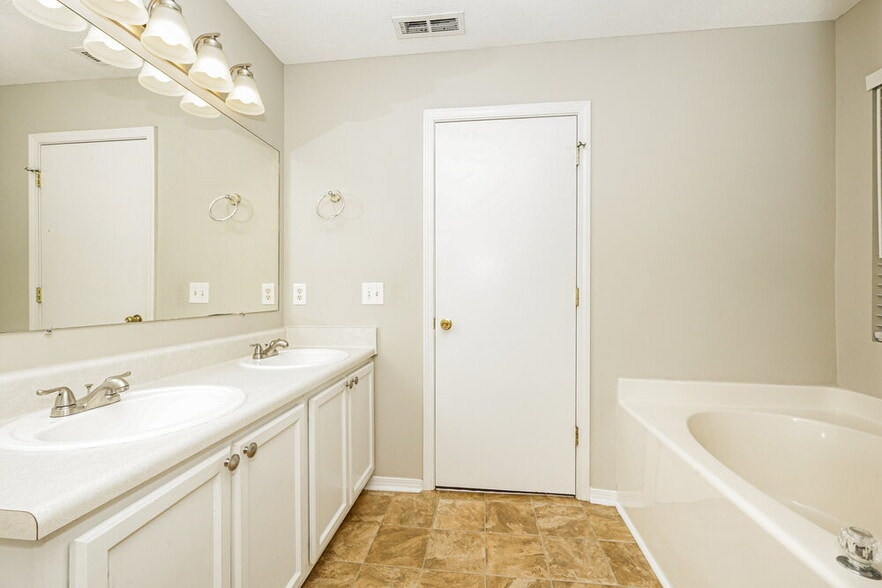 Building Photo - 805 Hammersmith Dr