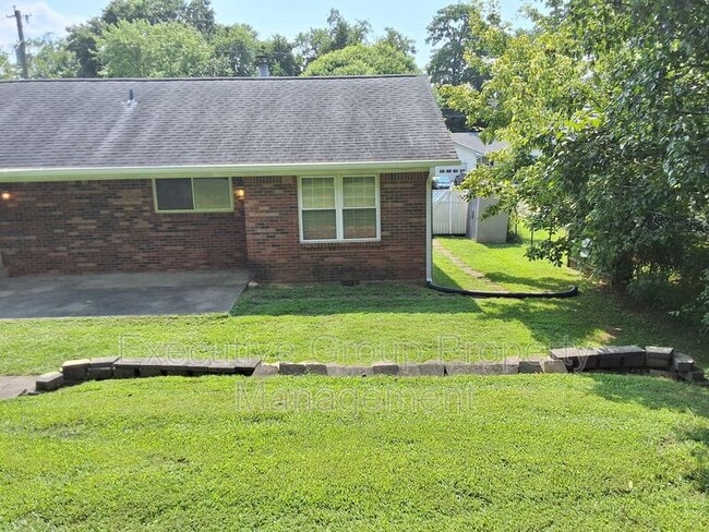 Building Photo - 120 Academy Ln