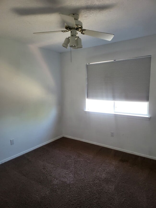 Building Photo - West Side 2/story 3 Bedroom 2 Bath & 2 Car...
