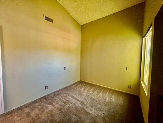 Building Photo - AVAILABLE NOW! 3 Bedroom 2 Bathroom POOL H...