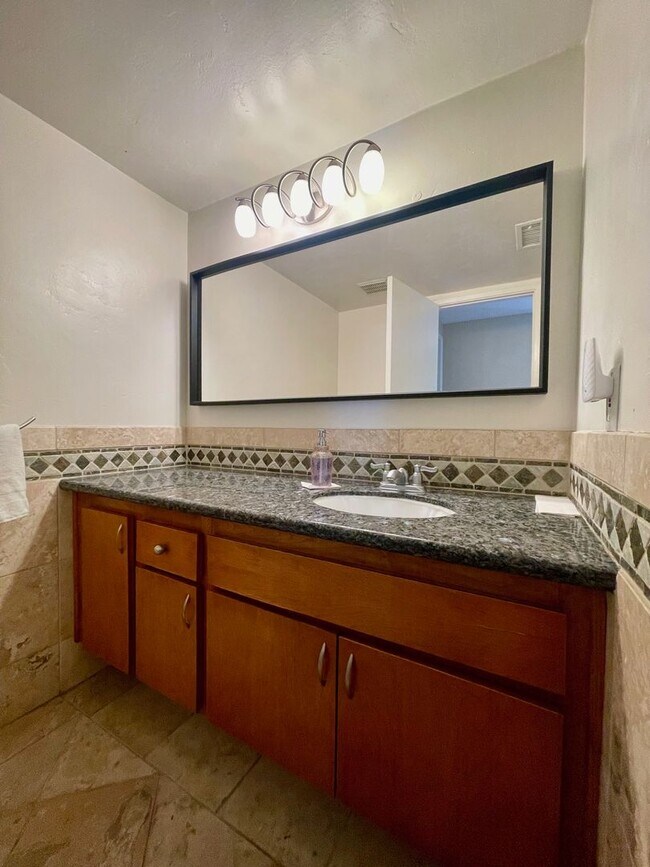 Building Photo - 3 bedroom 2 1/2 bath Townhome with Office ...