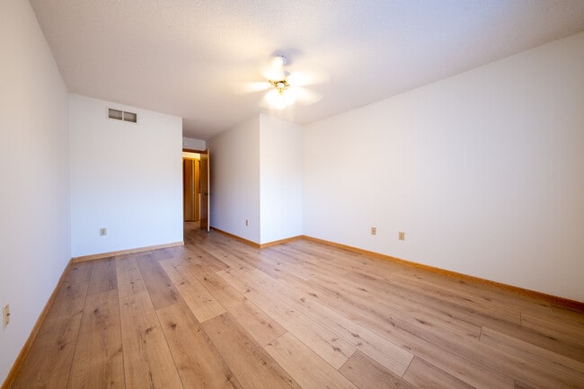 Building Photo - 1896 Sapphire Pt