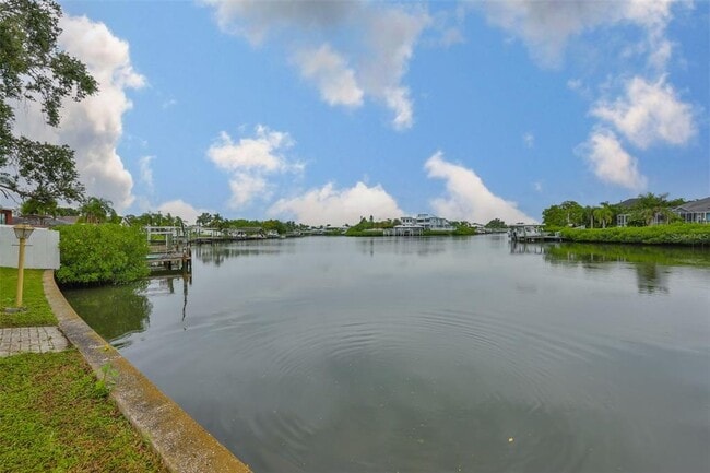 Building Photo - 423 Flamingo Dr