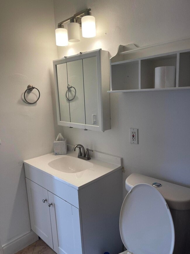 Building Photo - 927 W Royal Palm Rd