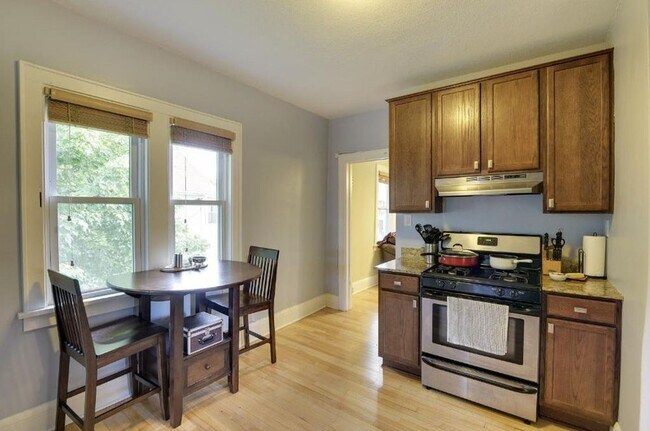 Building Photo - 711 University Ave SE