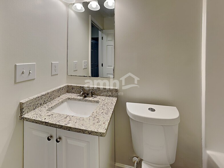 Building Photo - 200 Kingscreek Dr