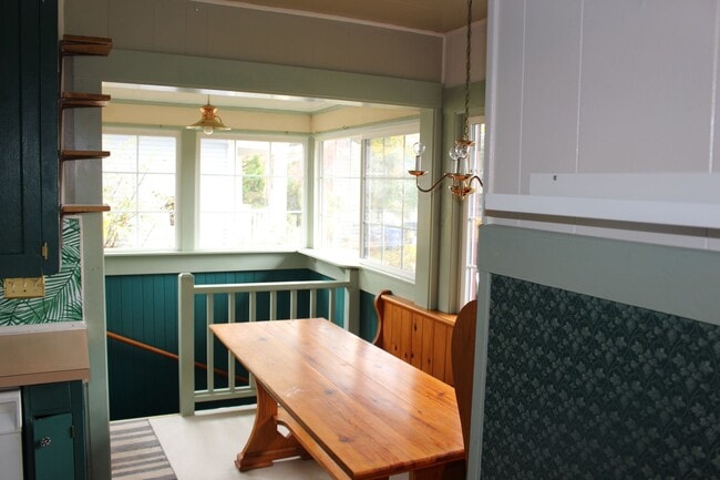 Building Photo - Charming bungalow with bonus office or Art...
