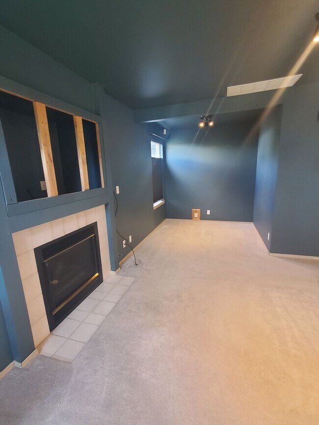 Building Photo - Bright 4BD/2.5BTH Lynnwood Home with Vault...