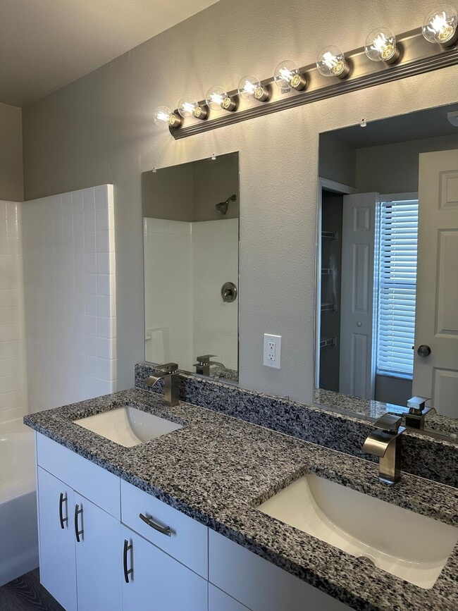 Building Photo - 790 Gillen Ave NW