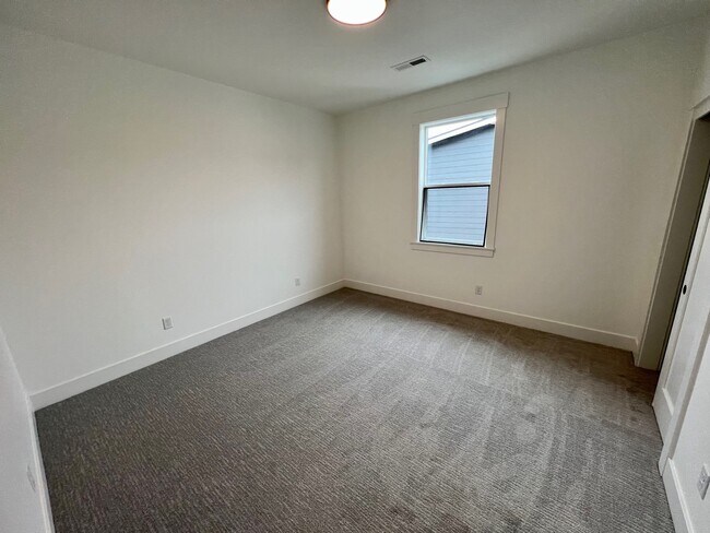 Building Photo - 206 Bogey Ln