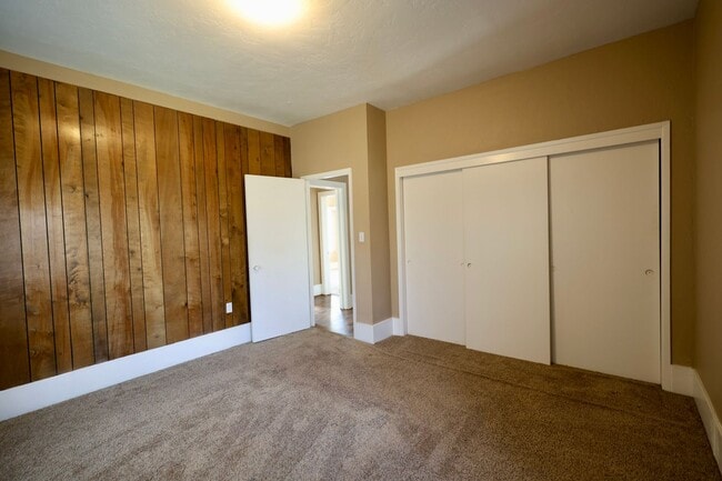 Building Photo - Authentic Country Living