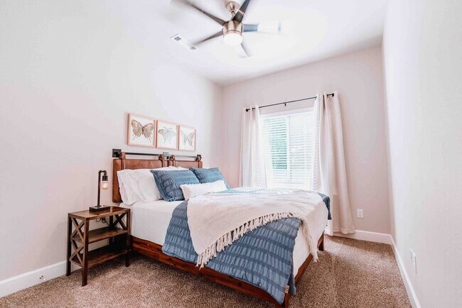 Building Photo - 406 NW Retreat Ln