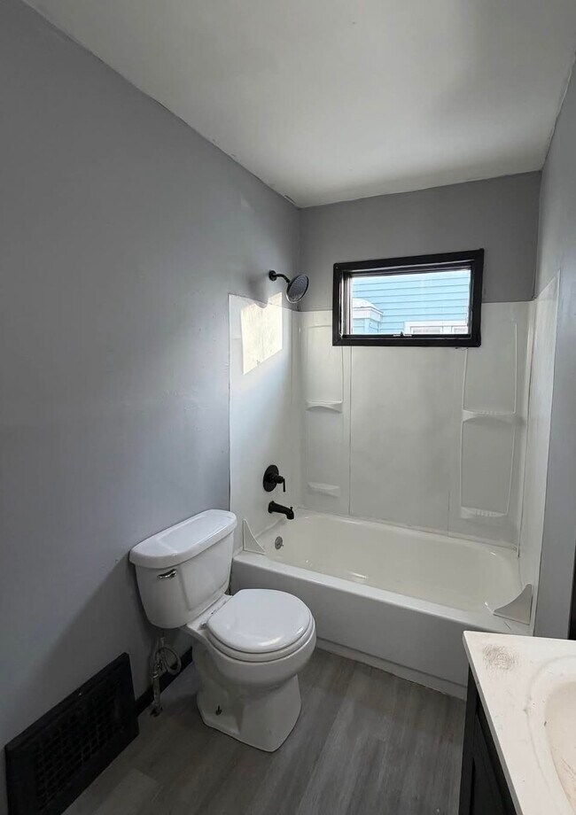 Building Photo - 1417 KNIGHT