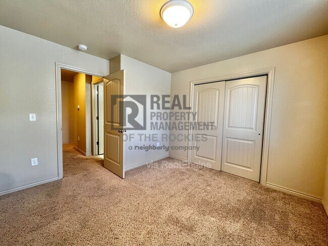 Building Photo - 203 E 6th St