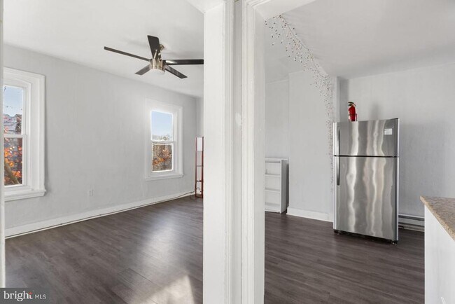 Building Photo - 1735 W Oxford St