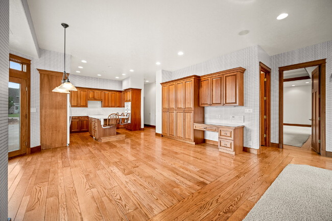 Building Photo - "Spacious 4-Bedroom, 4.5 Bathroom 4792 sq. ft. Retreat with Scenic Views and Cozy Fireplace in St...