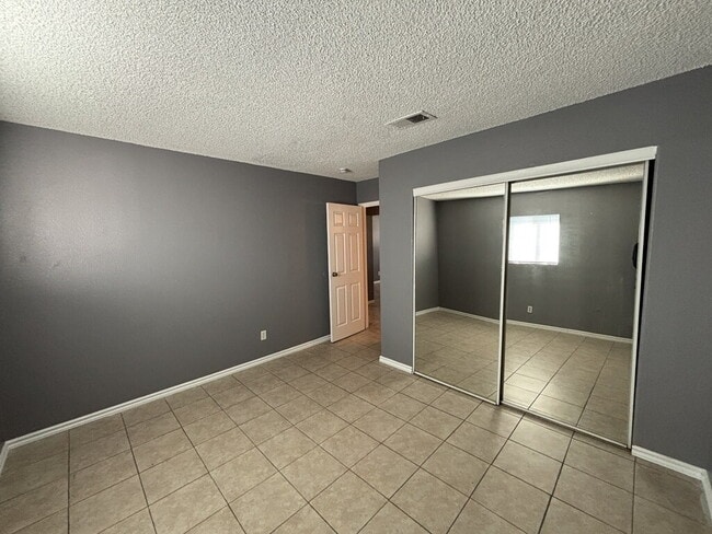 Building Photo - Charming 2-bedroom, 1-bath upstairs unit located in the Huntridge/Downtown Las Vegas area!