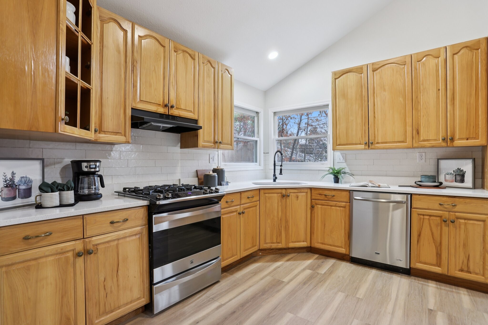 Building Photo - 1357 Lake Sherwood Dr