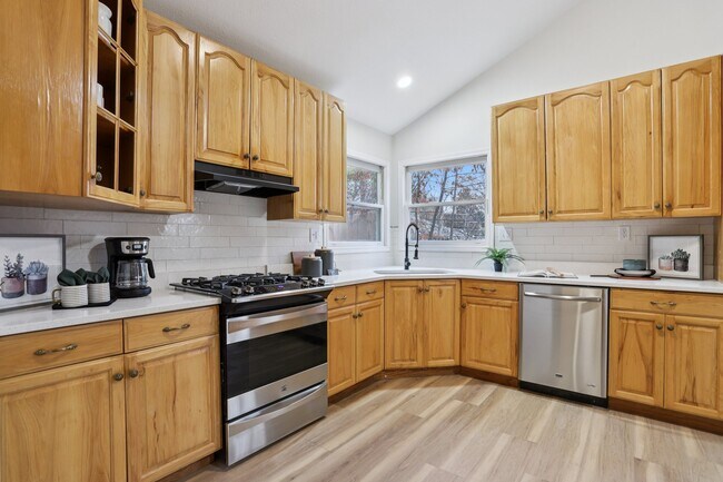 Building Photo - 1357 Lake Sherwood Dr