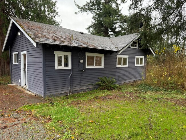 Primary Photo - Small Sedro Woolley House With Huge Law