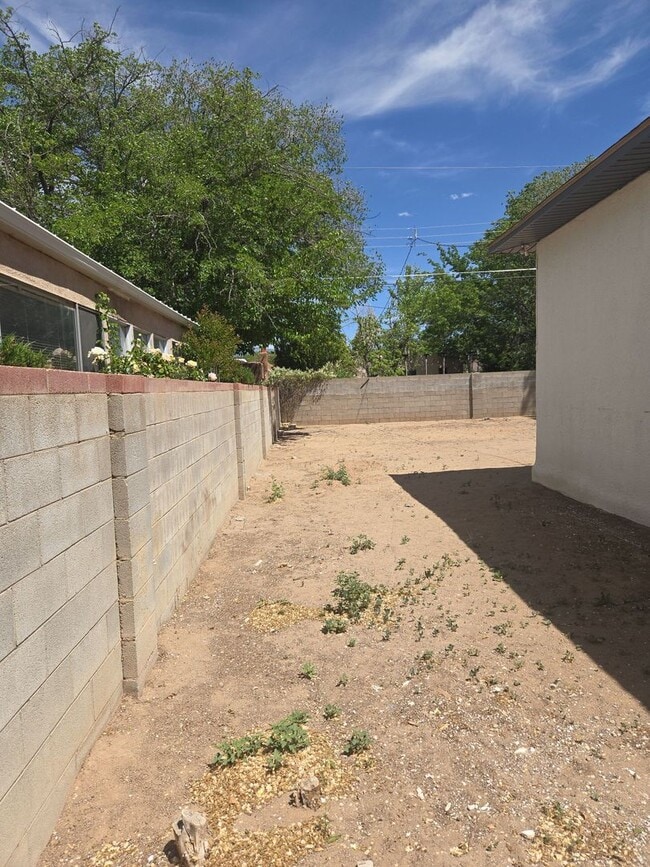 Building Photo - Recently updated 4 bedroom 4 bathroom house in the UNM  North Campus area!