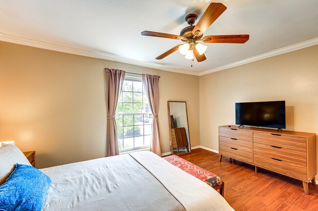 Building Photo - 8702 Village Dr