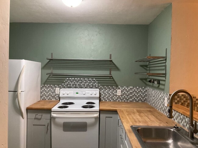 Building Photo - Beautifully Furnished 2/1.5 in Haystacks