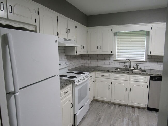 Building Photo - Contact Peggy  501 676 1758