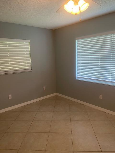 Building Photo - 371 SW Lakehurst Dr