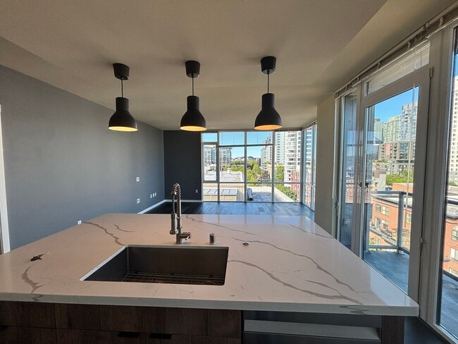 Building Photo - Views Galore, TOP FLOOR PENTHOUSE!!!