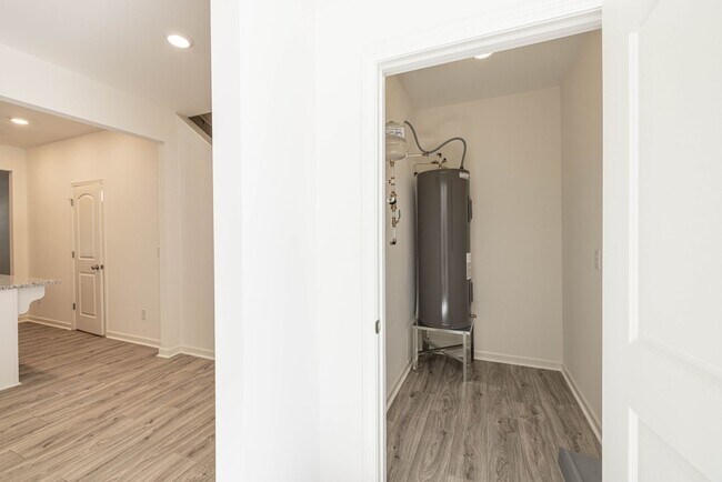 Building Photo - Beautiful Modern 2-Bedroom Townhome - APRIL MOVE IN