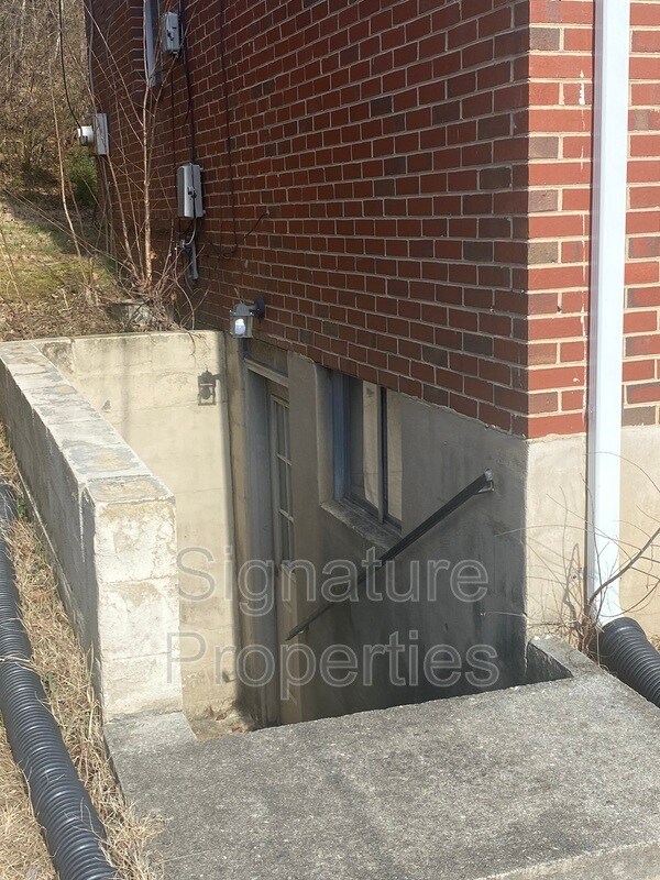 Building Photo - 827 Kerns Ave SW