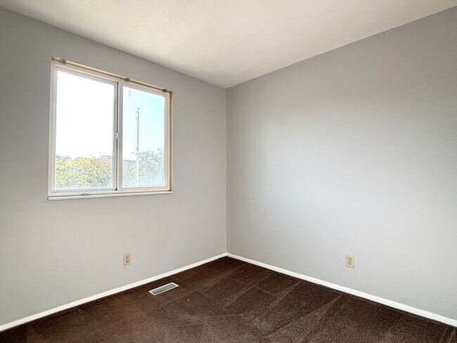 Building Photo - Spacious Split Level in Kearns!
